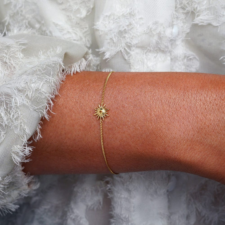 Gouden armband met zon en gele kristal Citrien. Zonnearmband met Citrien.