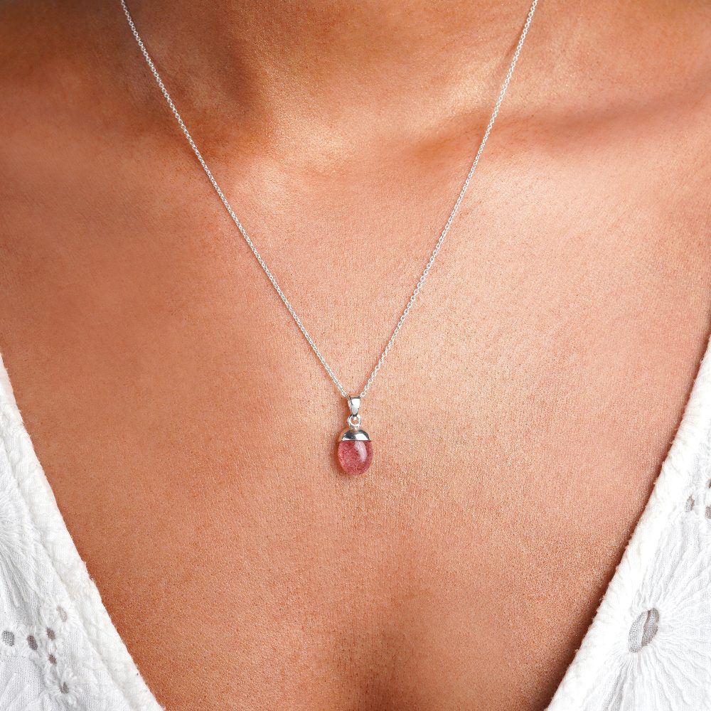 Ketting met getrommeld kristal van Aardbeienkwarts, de maandsteen van oktober. Sieraden met rode steen Aardbeikwarts in getrommeld om als ketting te dragen.