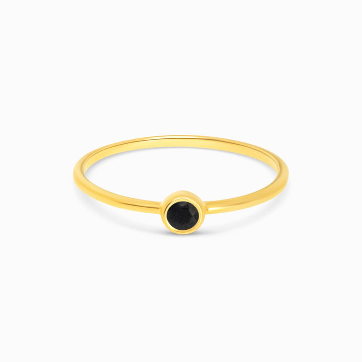 Moderne kristallen ring met Onyx in goud vermeil. Ring met edelsteen Onyx, een beschermende steen.