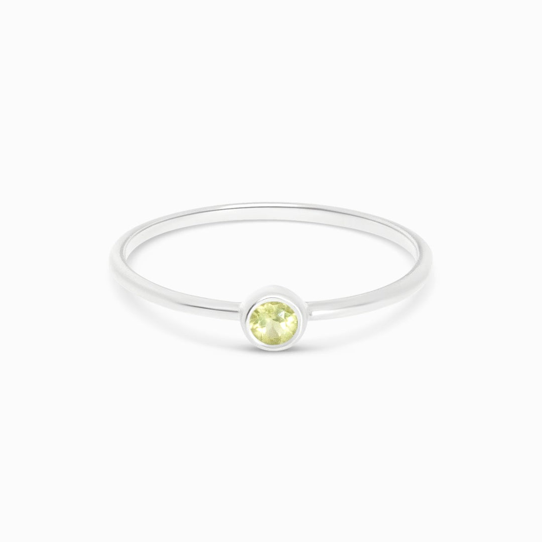 Kristallen ring met Peridot in sterling zilver 925. Elegante en moderne ring met groene edelsteen Peridot.