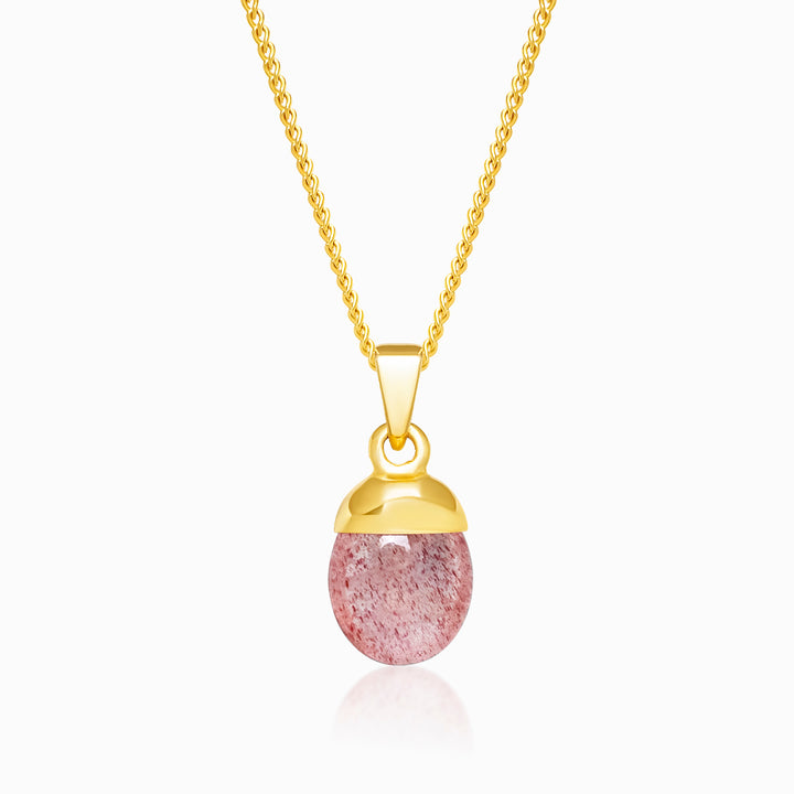 Aardbeienkwarts ketting in goud. Kristallen sieraad met rood roze steen Aardbeienkwarts om als ketting te dragen.