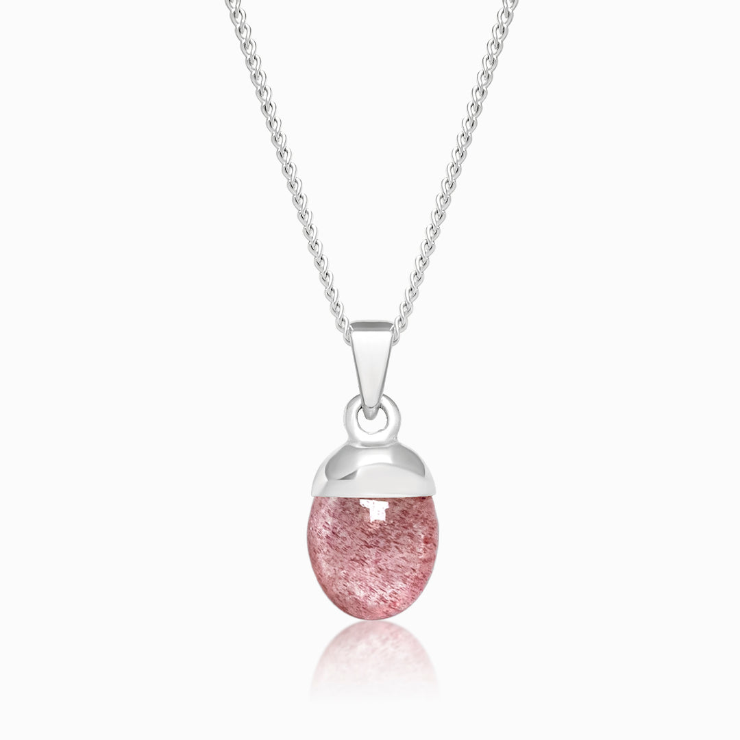 Getrommeld aardbeikwartskristal in zilver om aan een ketting te dragen. Sieraden met het Aardbeienkwarts kristal hebben een roodroze kleur.