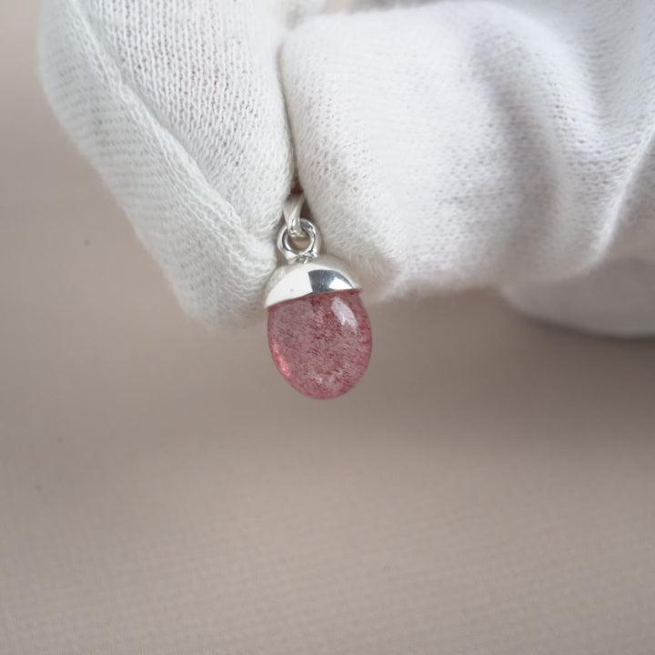 Kristallen sieraad met rood roze steen Aardbeienkwarts om als ketting te dragen. Sieraden met rode kristal Aardbeienkwarts, de maandsteen voor oktober.