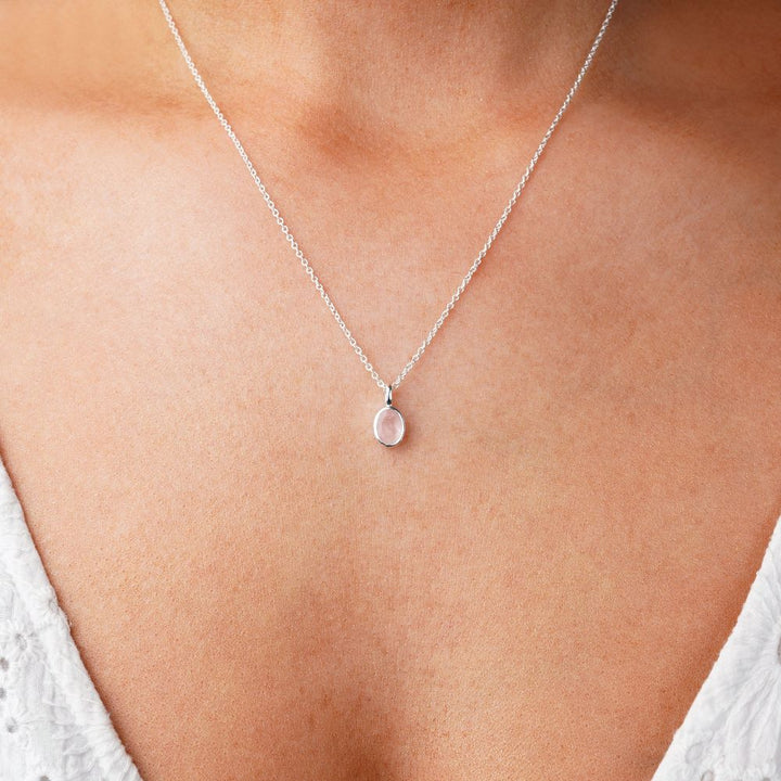 Ketting met Rozenkwarts die staat voor liefde en harmonie. Sieraden met roze Rozenkwarts in zilver, de geboortesteen van oktober.