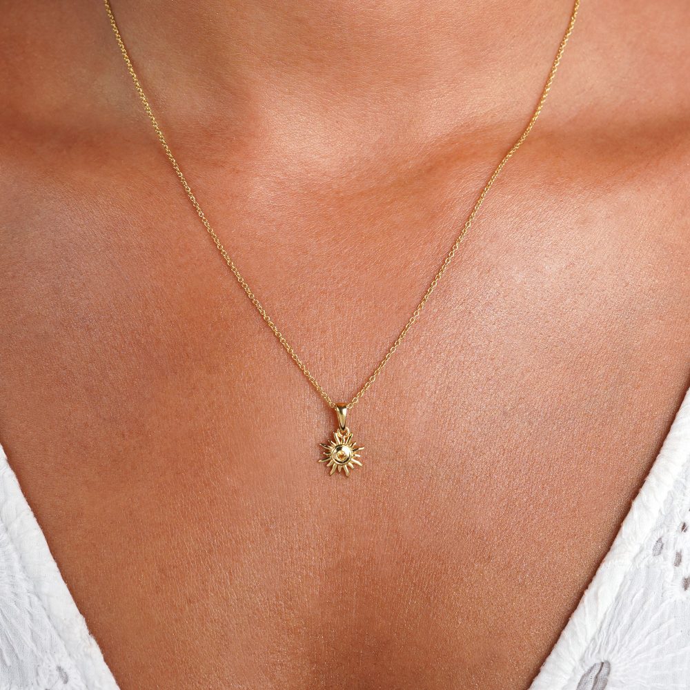 Gouden ketting met zon en gele kristal Citrien. November geboortesteen ketting met kristal Citrien in prachtige zon.