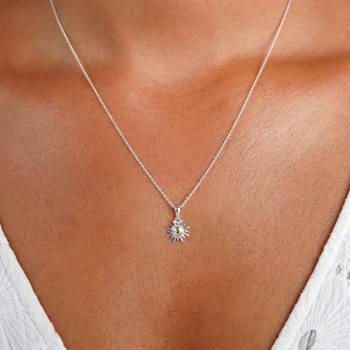 Zilveren ketting met zon en Citrien kristal. Ketting in zilver met gele kristal Citrien in een magische zon.