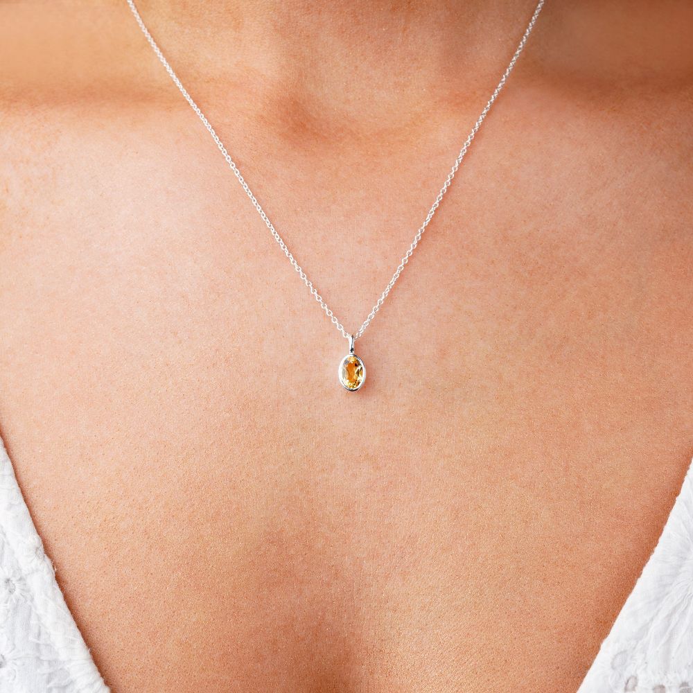 Sieraden met Citrien in zilver om als ketting te dragen. Kristallen sieraden met Citrien wat staat voor positiviteit en geluk.