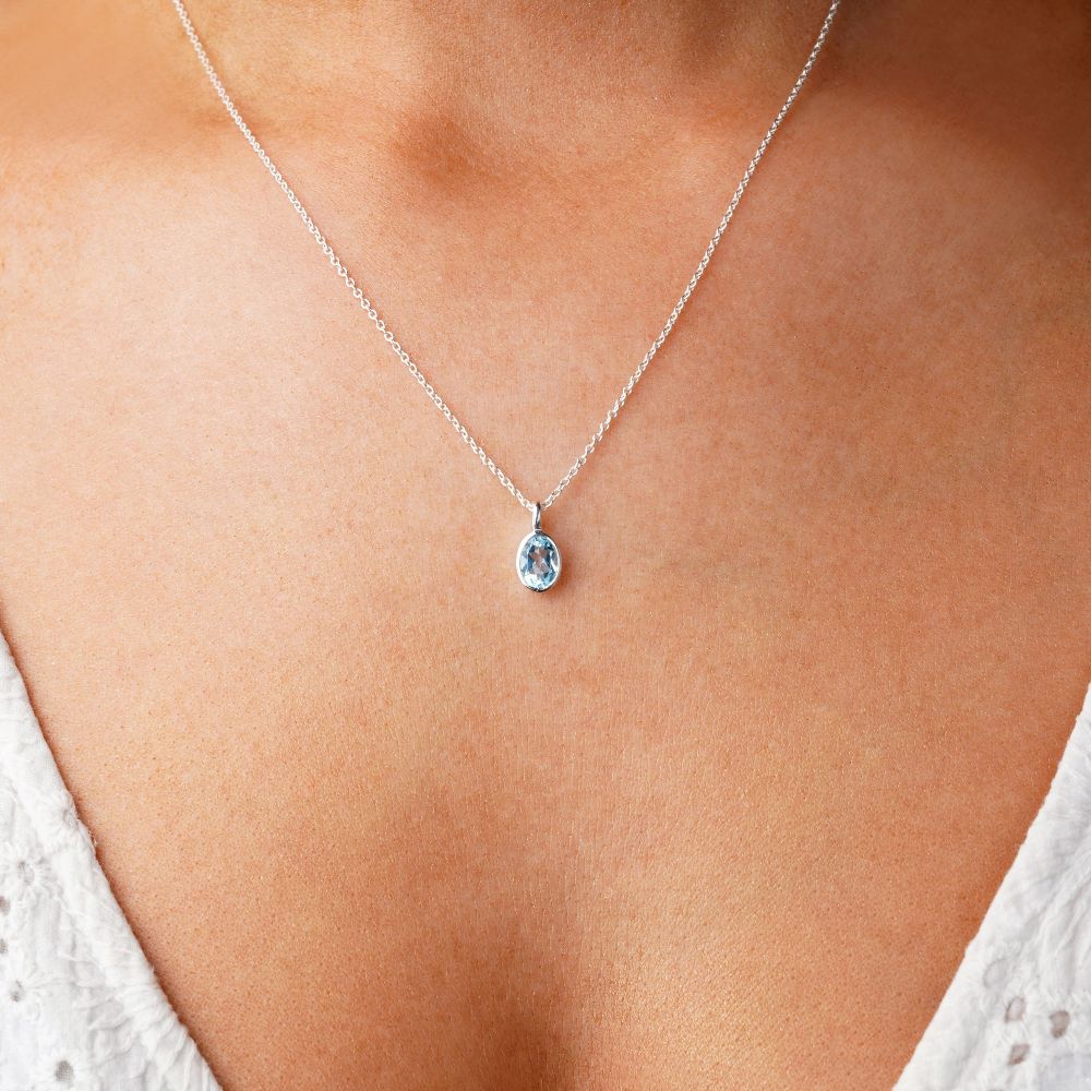 Sieraden met edelsteen BlueTopaz, wat staat voor communicatie. Blauwe Topaas is de geboortesteen voor december en is perfect om als ketting te dragen.