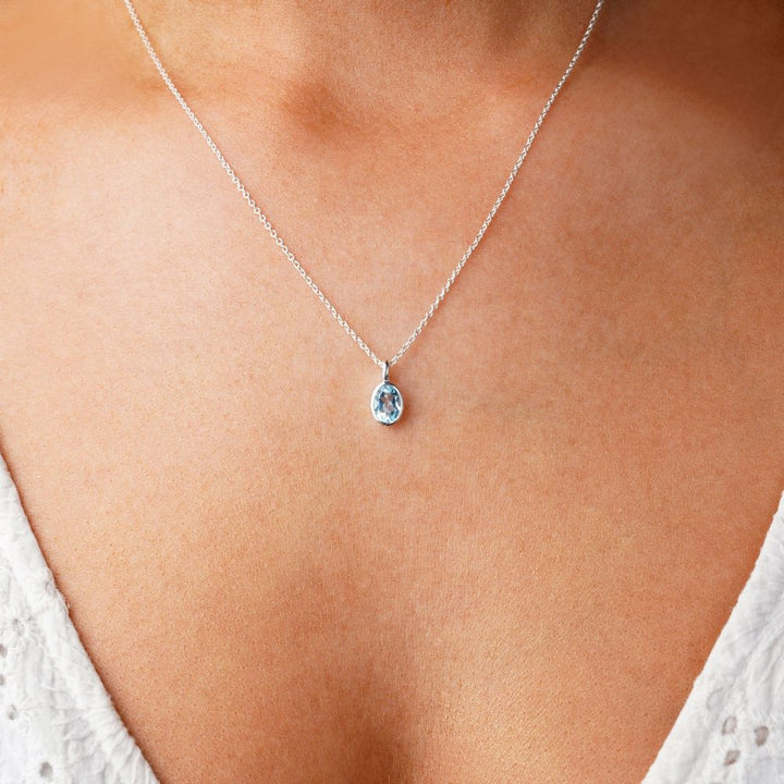 Sieraden met edelsteen BlueTopaz, wat staat voor communicatie. Blauwe Topaas is de geboortesteen voor december en is perfect om als ketting te dragen.