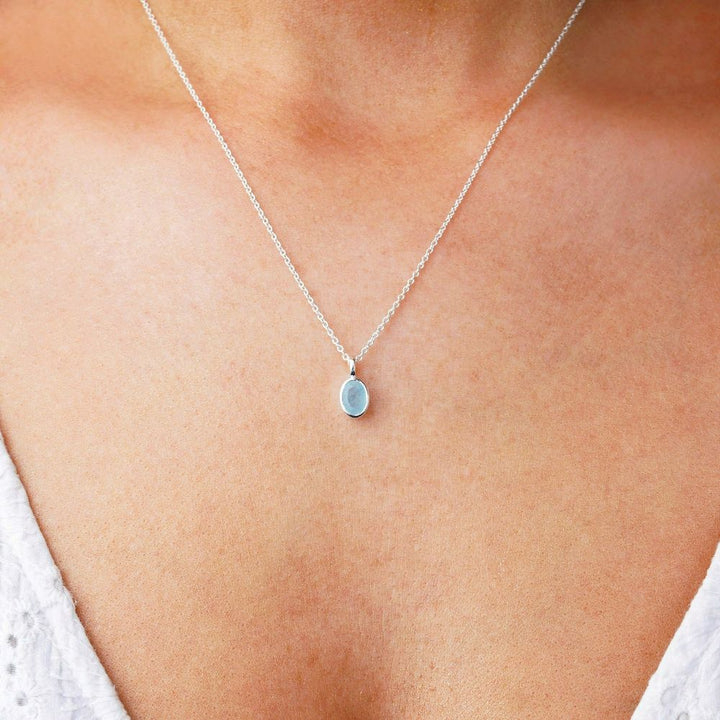 Ketting met Aquamarijn in zilver wat staat voor communicatie. Sieraden met geboortesteen voor maart zijn blauw Aquamarijn.