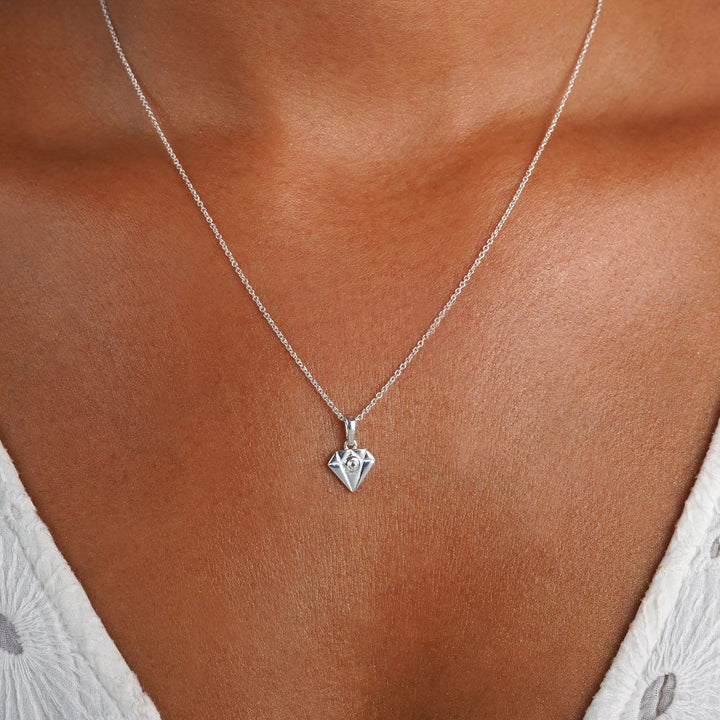 Zilveren ketting met een diamant en een Helder Kwarts kristal. Edelsteen collier met een zilveren diamant en een Helderkwarts steen erin.