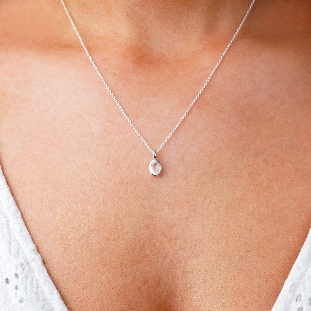 Ketting met edelsteen Bergkristal, de geboortesteen van april. Kristallen sieraden met Bergkristal in zilver, een genezend kristal.