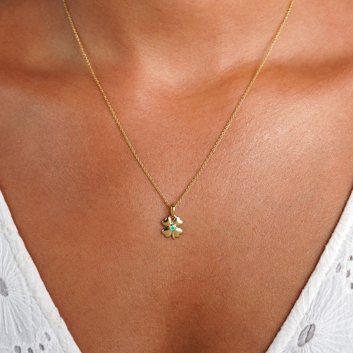 Klavertjevier ketting in goud met mei-geboortesteen Chrysopraas. Gouden ketting met klavertje vier met groene edelsteen Chrysopraas.