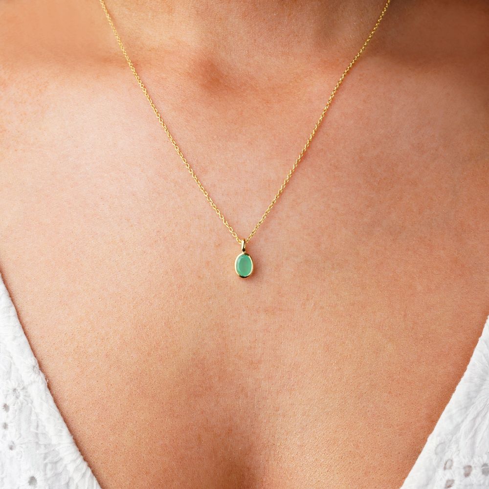 Ketting met groene edelsteen Chrysopraas, de geboortesteen van mei. Sieraden met groene kristal Chrysopraas om als ketting in goud te dragen.