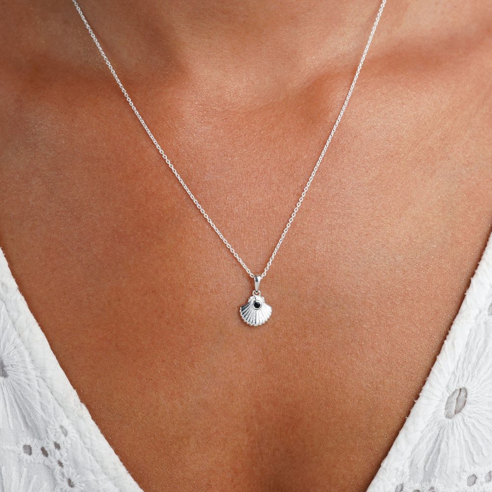 Zeeschelpenketting in zilver met juli-geboortesteen Onyx. Onyx ketting met schelp in zilver.