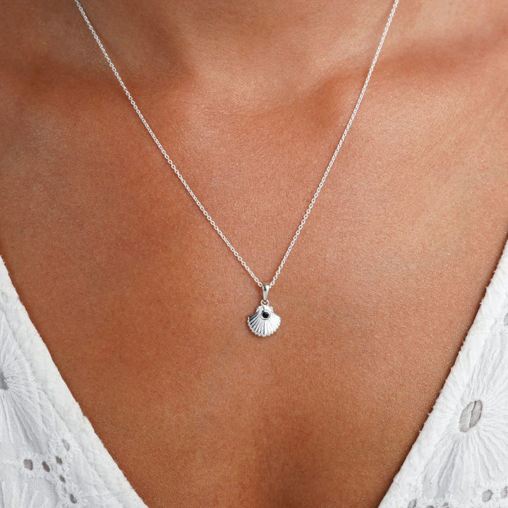 Zeeschelpenketting in zilver met juli-geboortesteen Onyx. Onyx ketting met schelp in zilver.