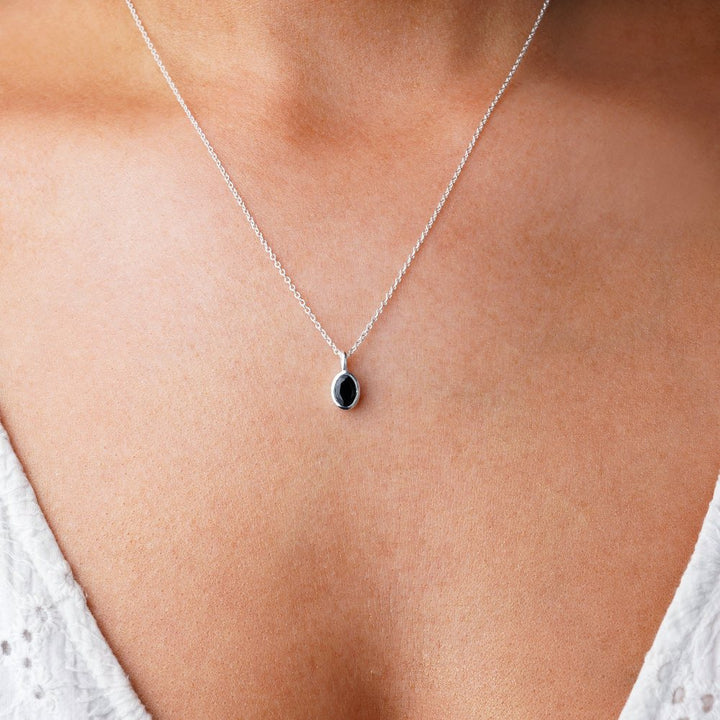 Zwart kristal Onyx, de geboortesteen voor juli. Sieraden met Onyx, een prachtige en krachtige zwarte edelsteen.