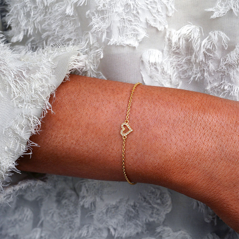 Gouden armband met hart en witte topaas kristallen. Hartvormige armband in goud met fonkelende kristallen van Witte Topaas.