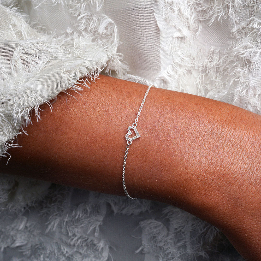 Hartvormige armband in zilver met witte topaas kristallen. Witte topaas armband met hart in zilver.