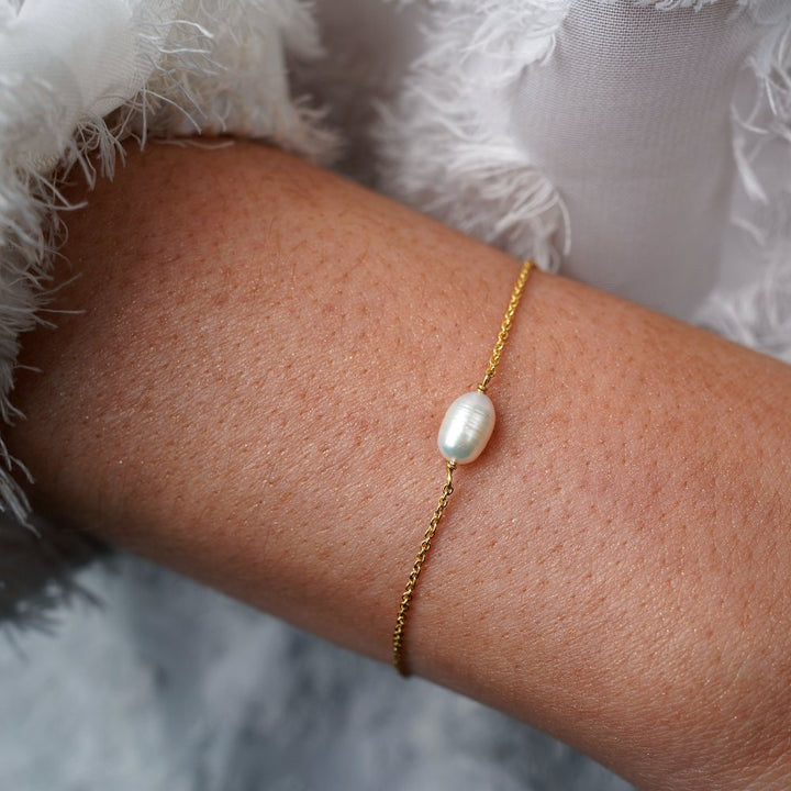 Gouden armband met zoetwaterparel. Armband met parel in goud.