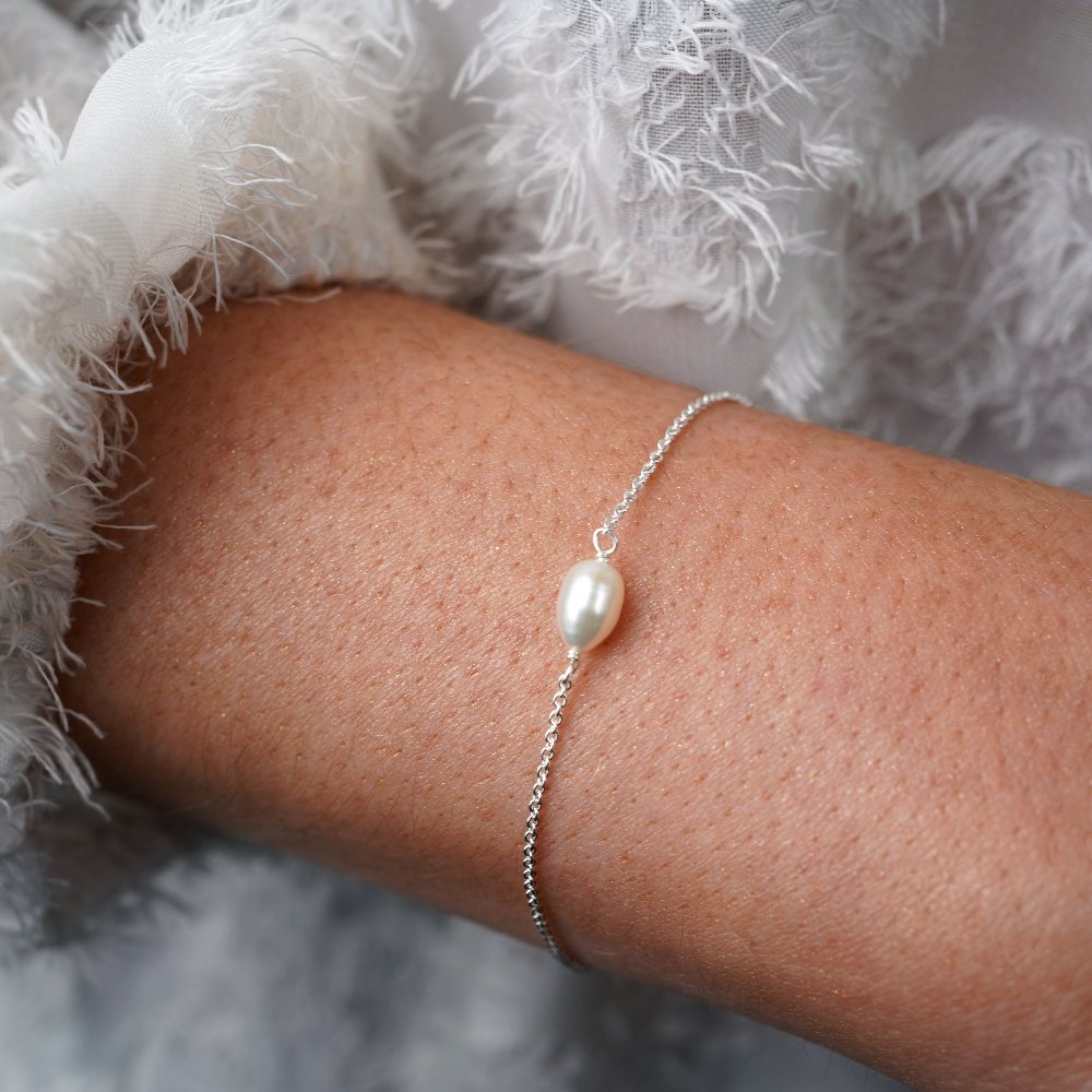 Armband met zoetwaterparel in sterling zilver. Zilveren armband met parel.