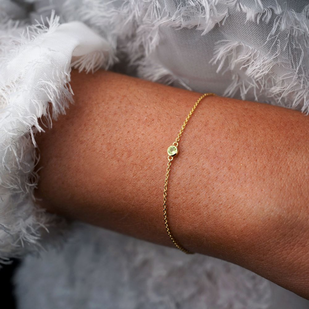 Kristallen armband in goud met groene Peridoot, de geboortesteen van Augustus. Gouden armband met kristal Peridoot.