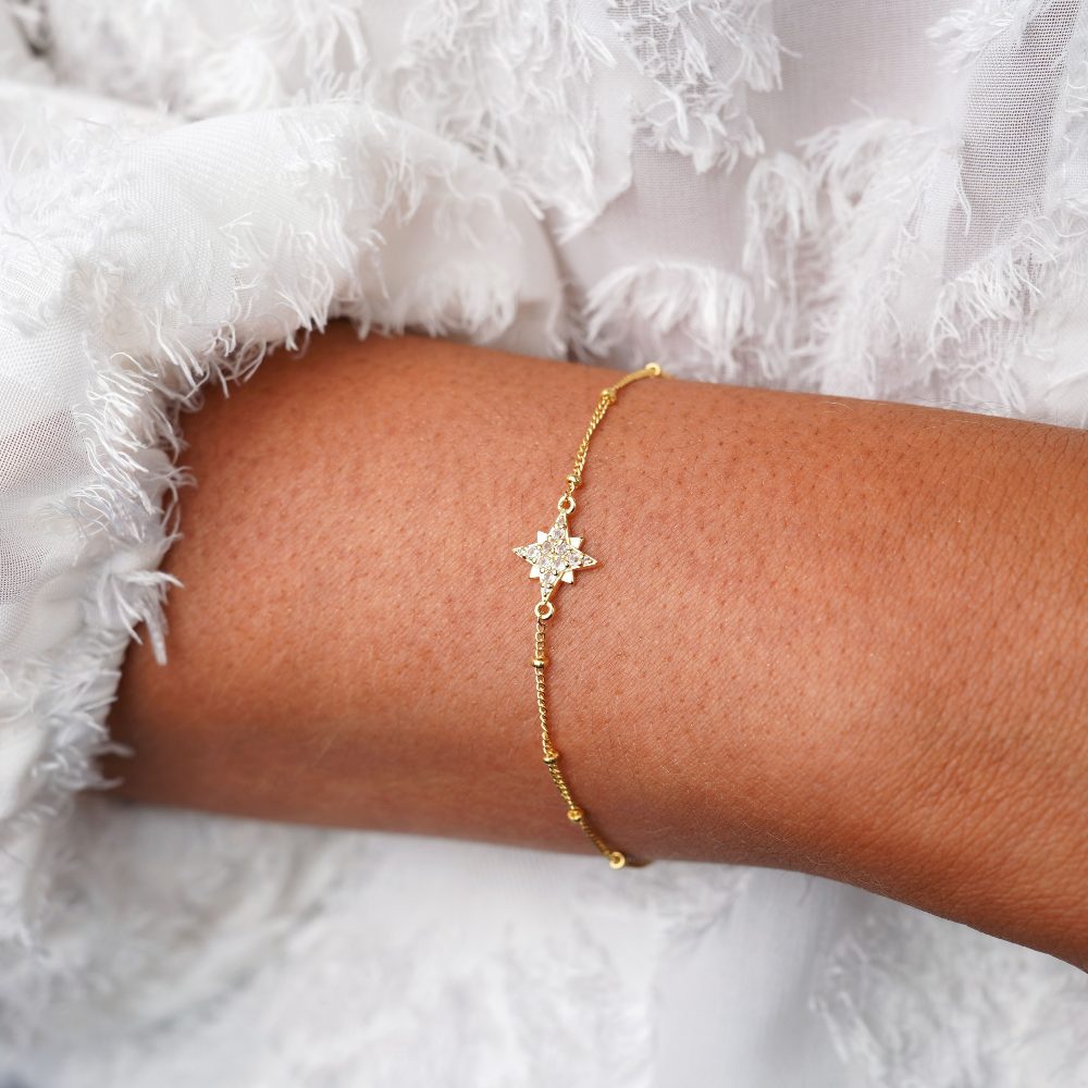 Gouden armband met ster van kristallen. Mooie armband in goud en met een fonkelende ster.