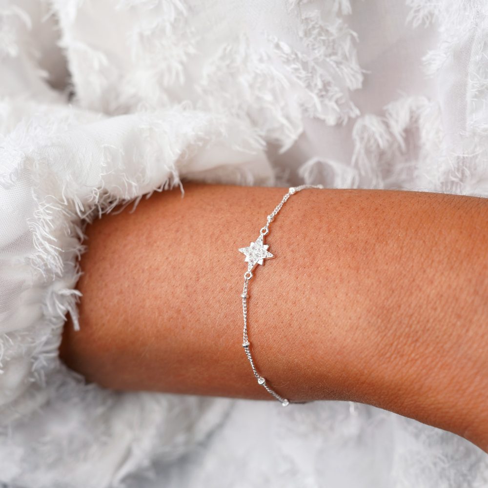 Zilveren armband met ster en witte topaas kristallen. Sterarmband in zilver met echte edelstenen.