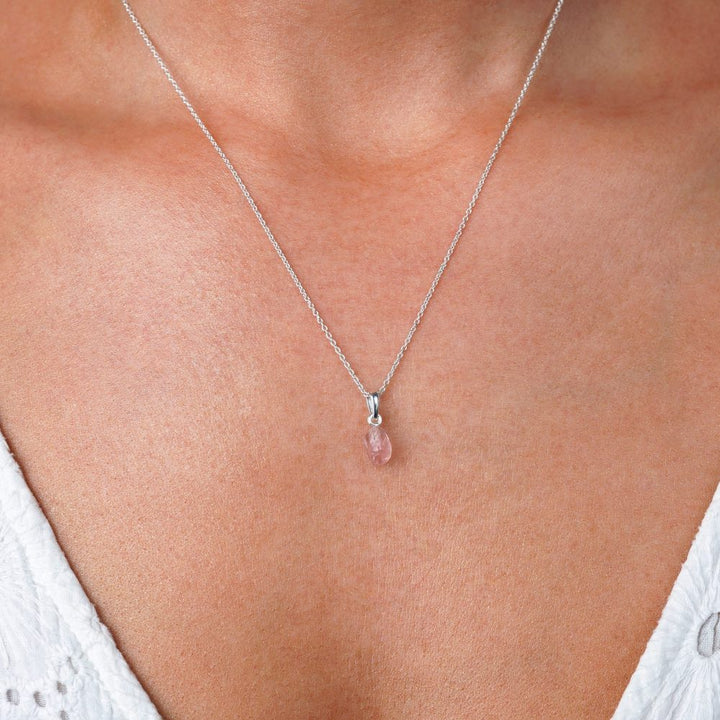 Ketting met ruwe Rozenkwarts in zilver. Edelsteen ketting met Rozenkwarts die de liefde symboliseert.