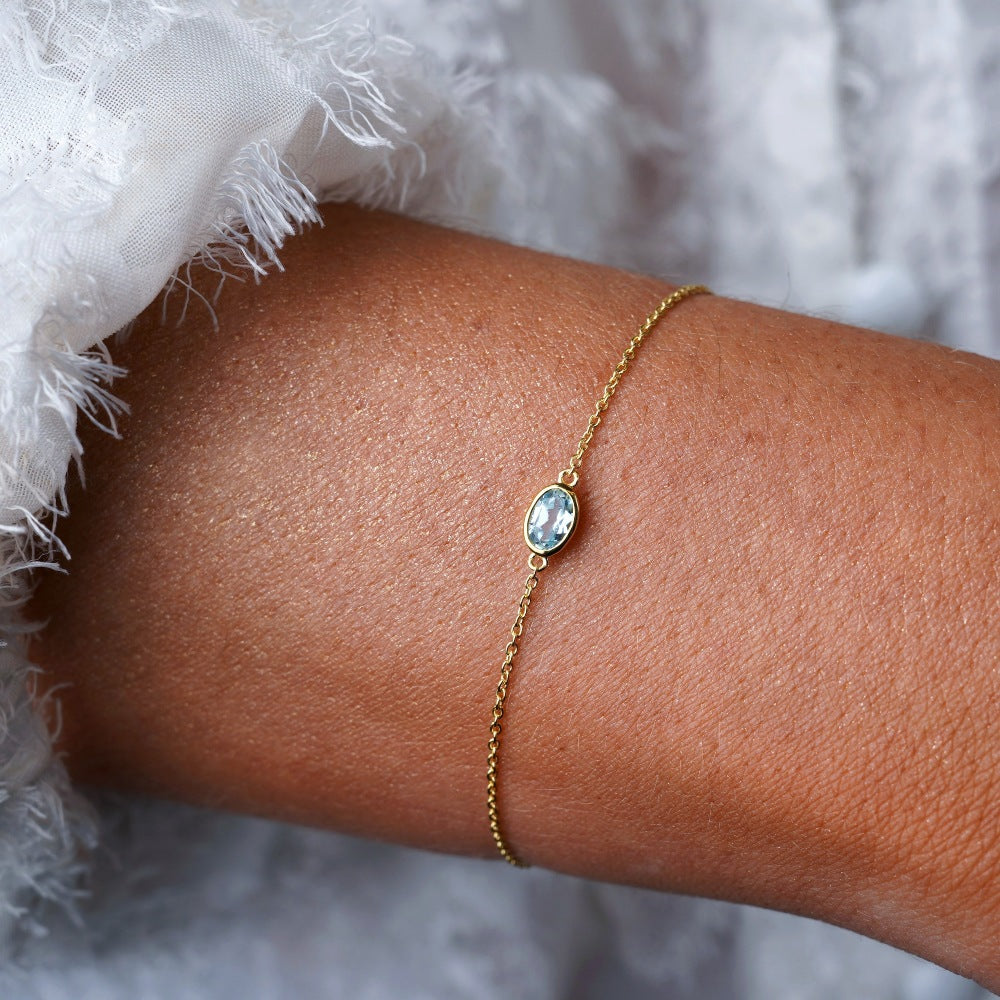  Kristallen armband in goud met Blauwe Topaas in goud. Armband met kristal blauwe Topaas, de geboortesteen van december.