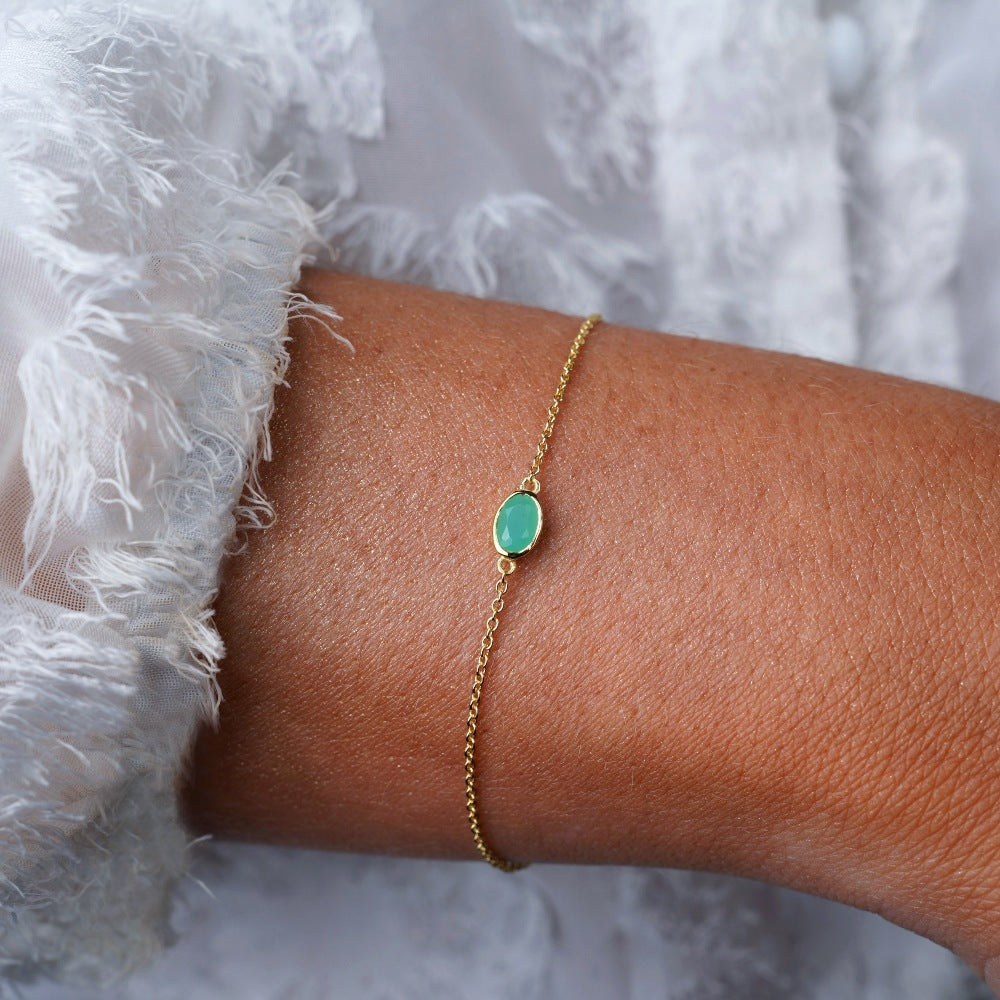 Gouden armband met mei geboortesteen Chrysopraas. Kristallen armband met groene edelsteen Chrysopraas in goud.