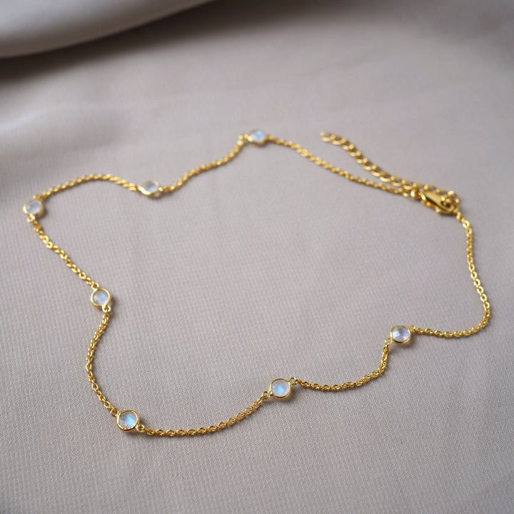 Sieraden met Regenboog Maanstenen in goud om als ketting te dragen. Kristallen sieradenketting met Maansteen in goud.