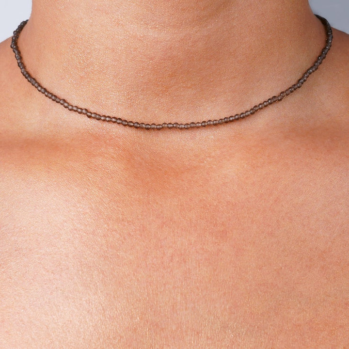 Ketting met Rookkwarts, een beschermende edelsteen. Rookkwarts ketting in een bruine kleur in een modern design.