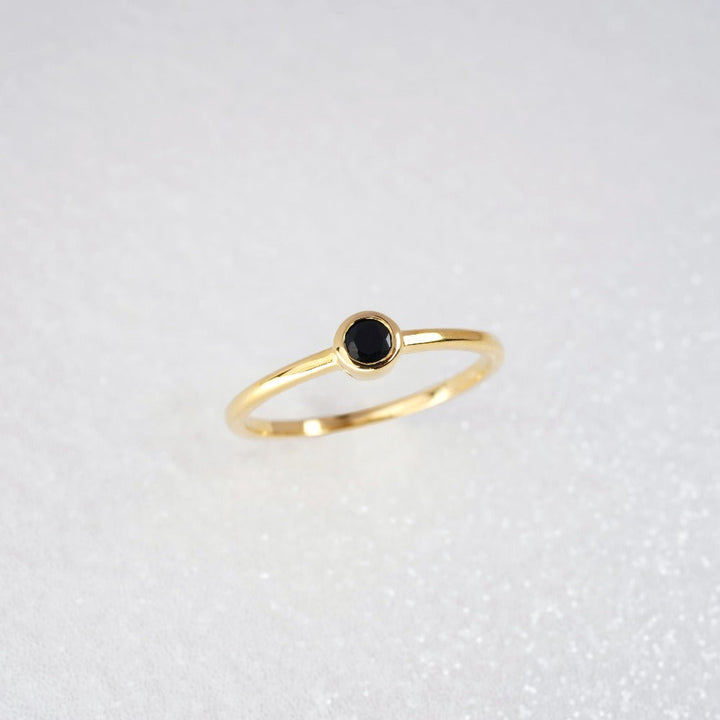 Ring met kristal Onyx in goud. Kristallen ring met Onyx in goud. Stijlvolle en luxe ring met zwarte edelsteen.