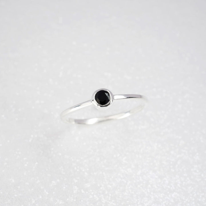 Zilveren ring met kristal Onyx. Ring met zwarte edelsteen Onyx in sterling zilver 925.