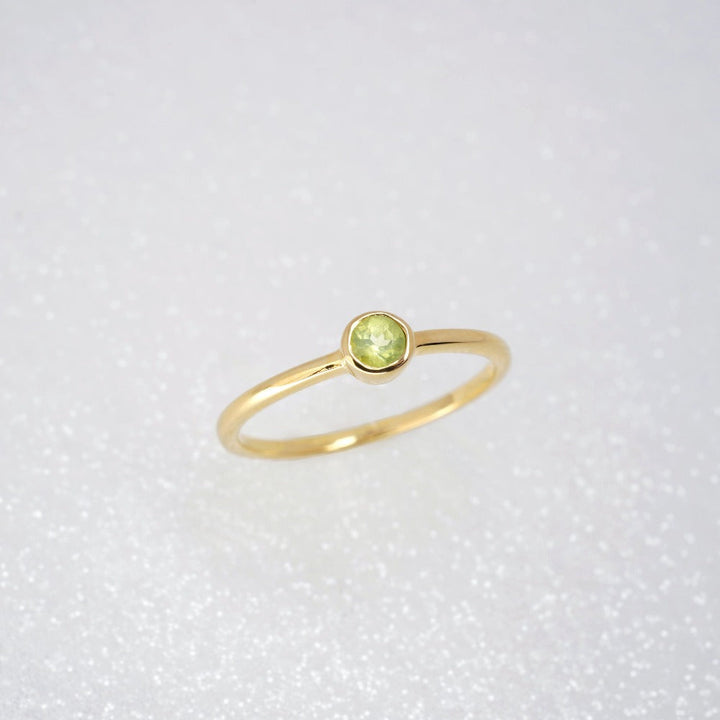 Ring met groene kristal Peridoot. Moderne gouden ring met Peridot in een elegant design.