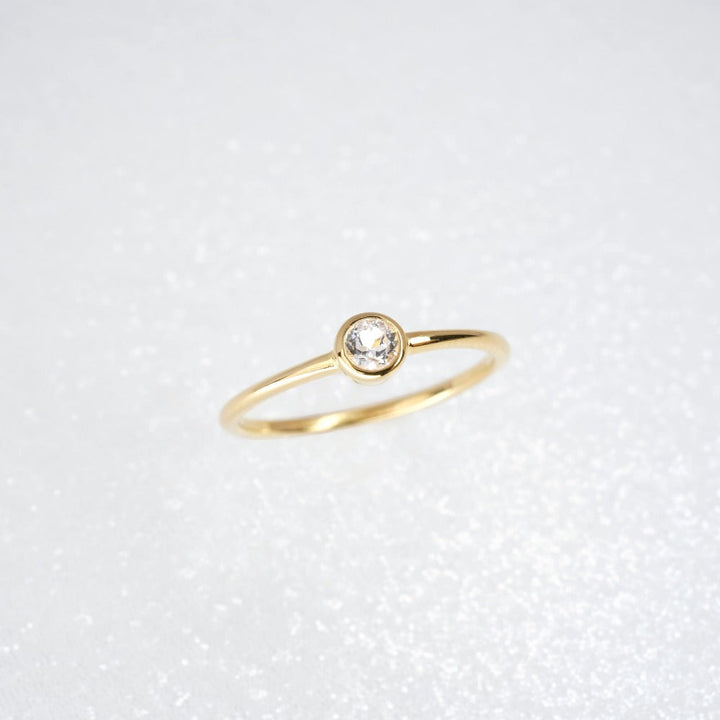 Gouden ring met Witte topaas in een modern design. Elegante ring met edelsteen Witte Topaas.