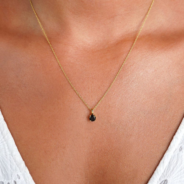 Kristallen Onyx ketting in stijlvol design. Sieraden met zwarte edelsteen Onyx, te dragen als ketting.