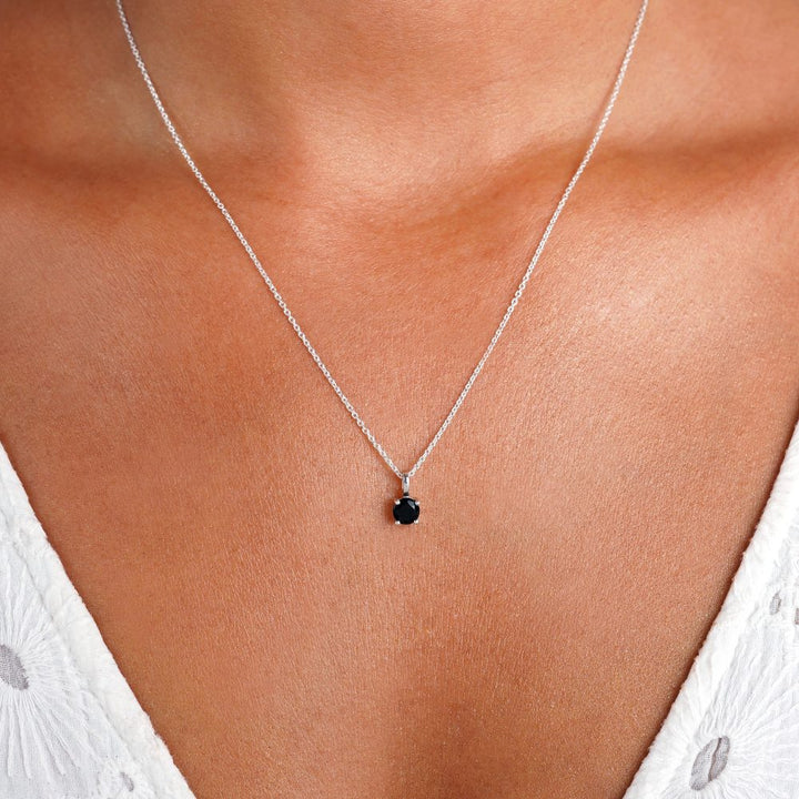 Ketting met kristal Onyx. Sieraden met zwarte edelsteen onyx in een stijlvol design.