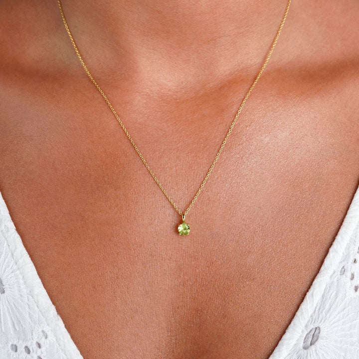 Kristallen sieraden met de geboortesteen Peridoot van August. Ketting met groene edelsteen Peridoot die staat voor bescherming, genezing en vertrouwen.