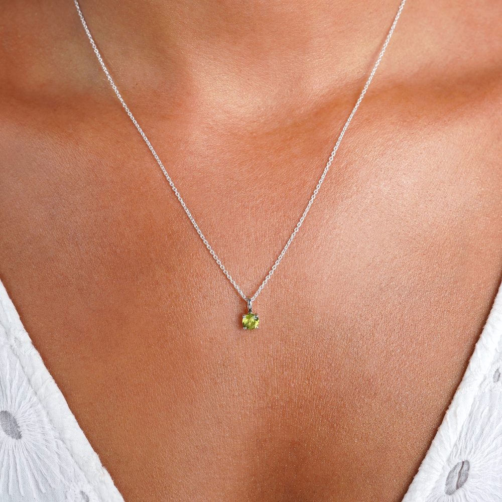 Zilveren ketting met groene kristal Peridoot. Geboortesteen voor August Peridoot ketting.