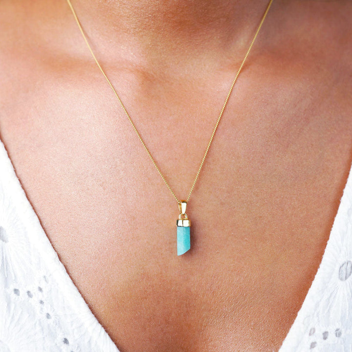 Ketting met turquoise kristal Amazoniet. Sieraden met kristallen punt van Amazoniet, een turquoise tropische edelsteen.