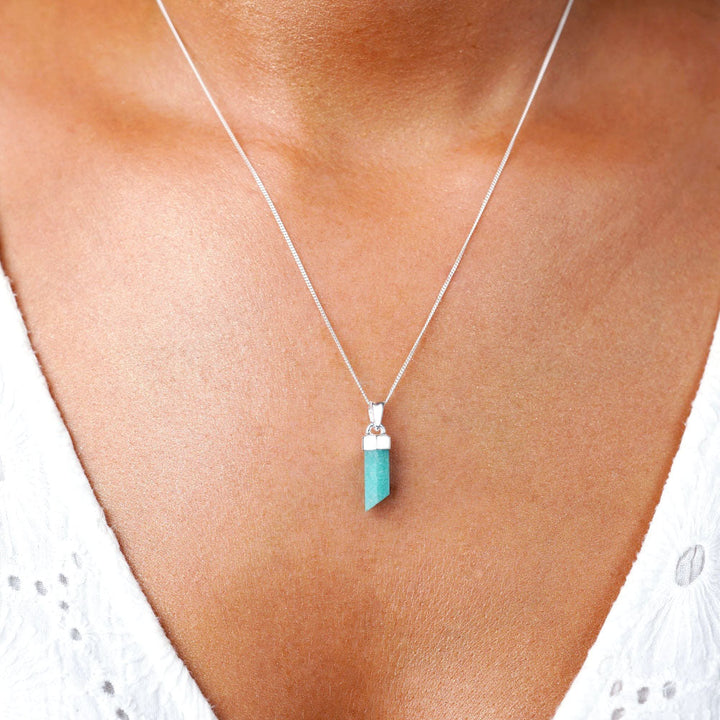 Ketting met turquoise kristal Amazoniet. Sieraden met kristallen punt Amazoniet, een turquoise kristal dat moed geeft.