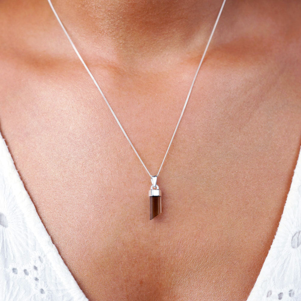 Ketting met rookkwartspunt in zilver. Kristallen sieraden met Rookkwarts die beschermen tegen negatieve energieën, perfect om als ketting te dragen.