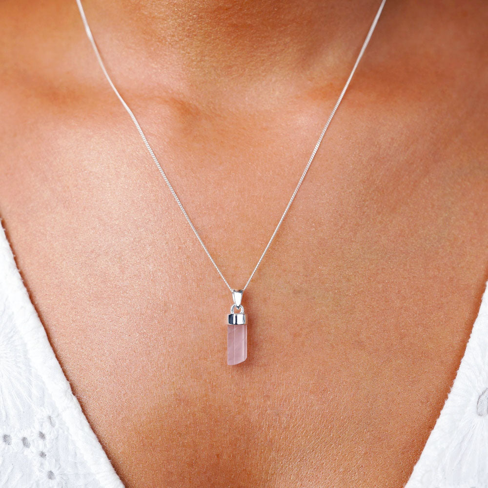 Rozekwartskristal puntketting in zilver. Sieraden met roze edelsteen Rozenkwarts in kant. Rozenkwarts is de steen van de liefde en perfect om als ketting dicht bij je hart te dragen.