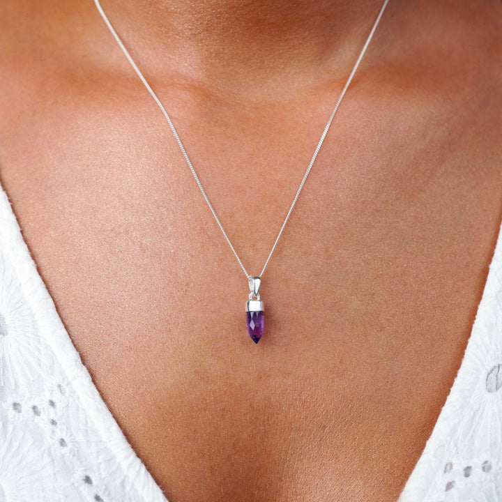 Petite Amethist charme voor ketting. Kristallen ketting met paarse kristal Amethist in geslepen kantmodel.