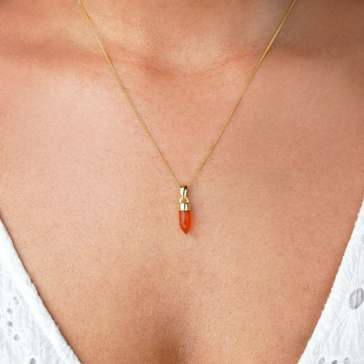 Carneool sieraden als ketting. Crystal Carnelian is een oranje edelsteen die vreugde brengt.