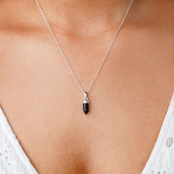 Kristallen mini punt hanger met Onyx in zilver om als ketting te dragen. Kristallen ketting met zwarte edelsteen Onyx.