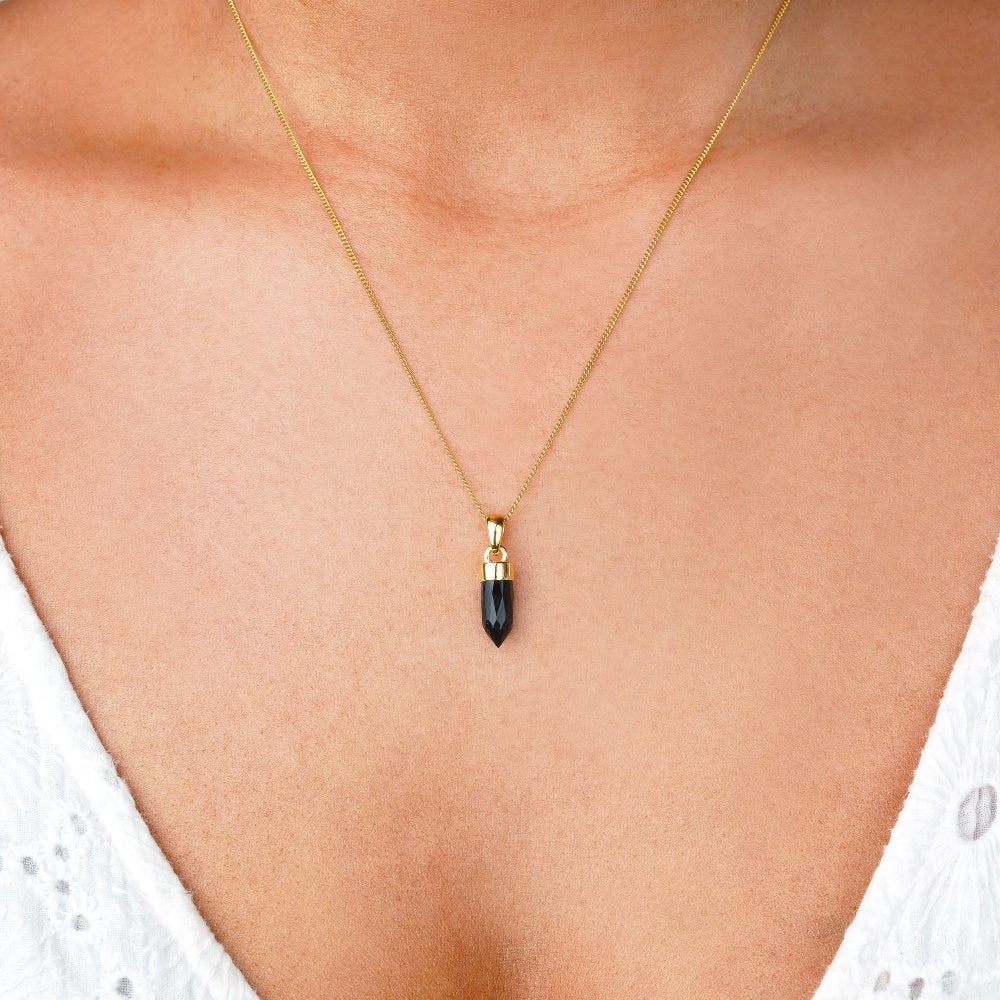 Kristallen minipunt met Onyx, een zwarte edelsteen en staat voor bescherming. Ketting met de zwarte edelsteen Onyx kan als beschermend amulet gedragen worden.