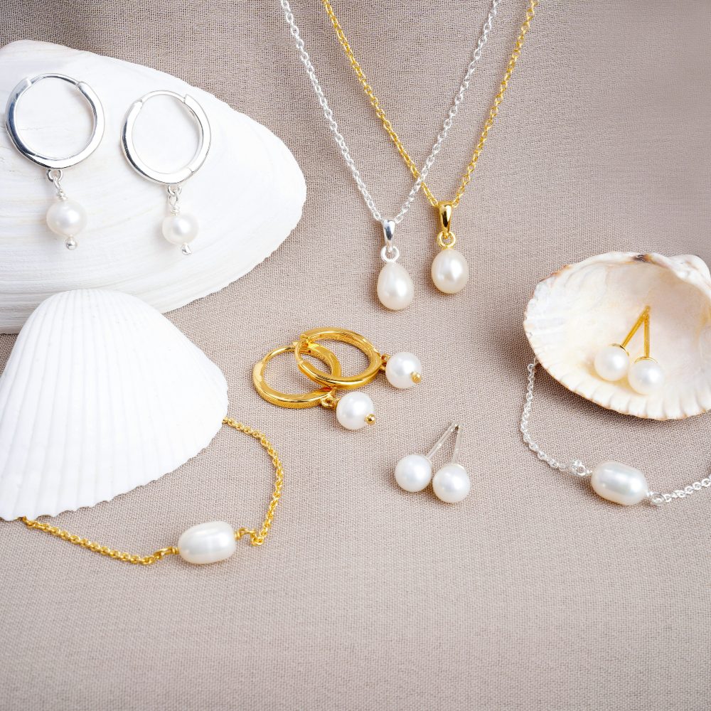 Parelcollecties met ketting, armband en oorbellen. Zoetwaterparels sieraden in zilver en goud.